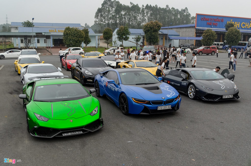 Siêu xe nối đuôi nhau trên cao tốc Hà Nội - Lào Cai